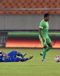  比勒菲尔德顽强逼平劲敌，保级曙光初现见希望